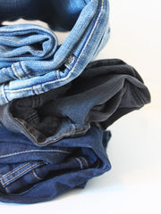 lahjakortti-minne-vanhat-rikkinaiset-hajonneet-poistuneet-pienet-hajonneet-farkut-voi-vieda-kierrattaa-lahjoittaa-piece-of-jeans.